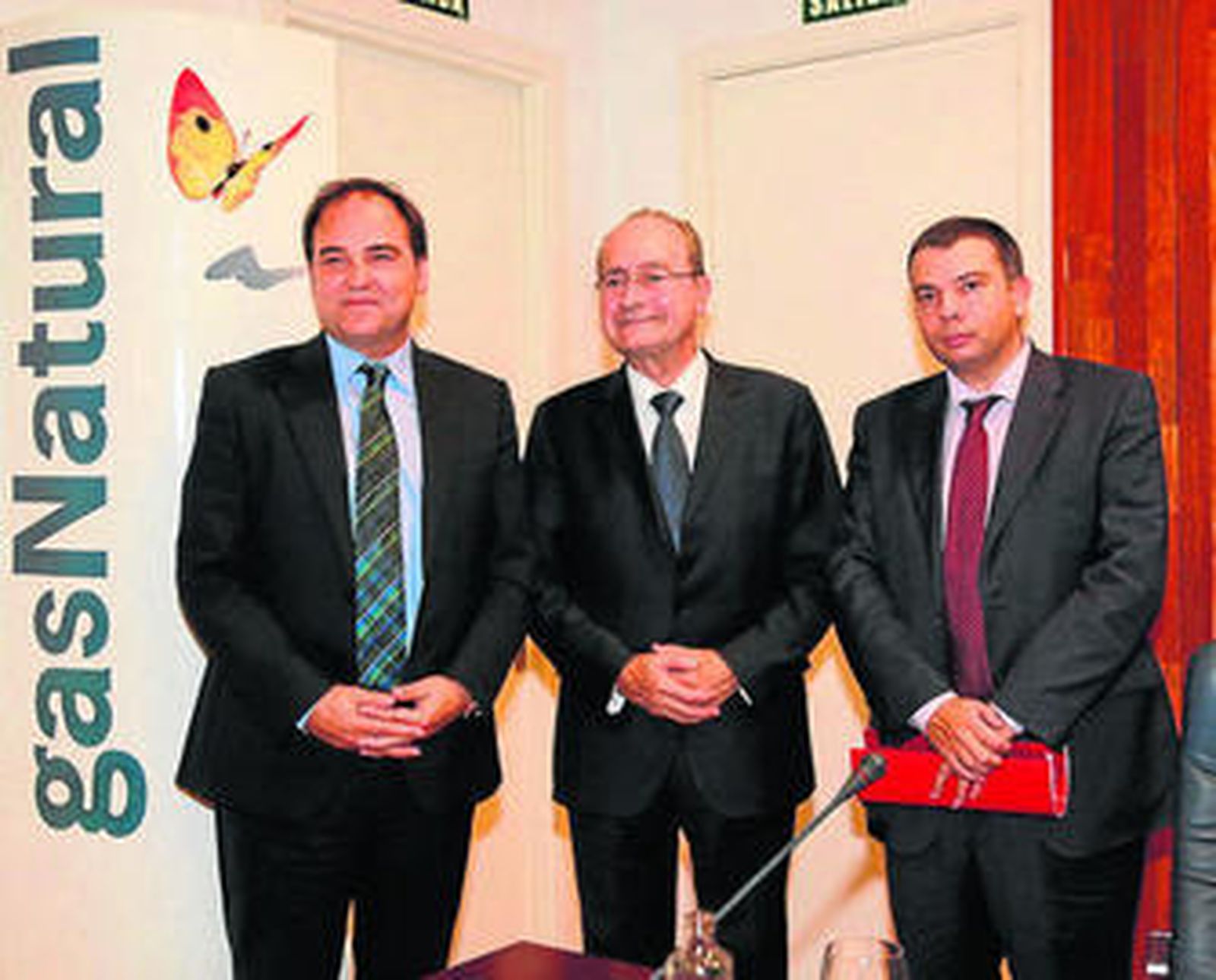 El alcalde de Málaga (centro), ayer, junto a directivos de Gas Natural.