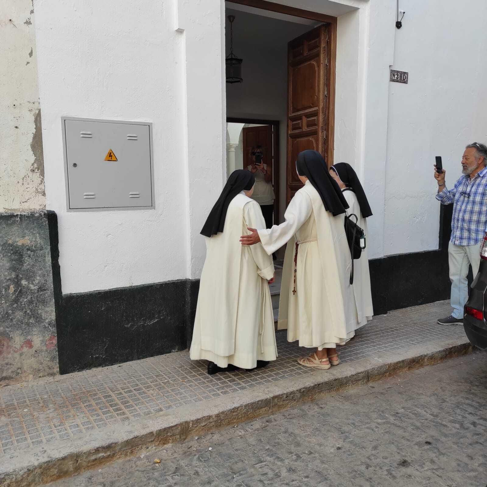 La abadesa y las dos hermanas que abandonaron el convento de Santa María hace tres lustros regresando a casa.