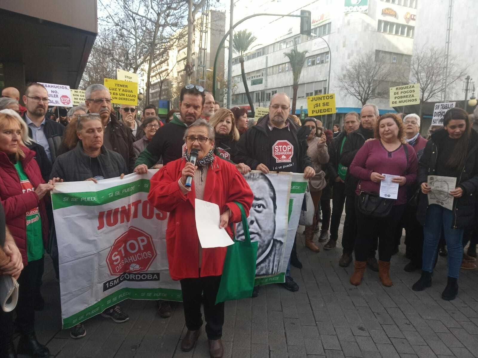 Concentración de STOP Desahucios en Gran Capitán.