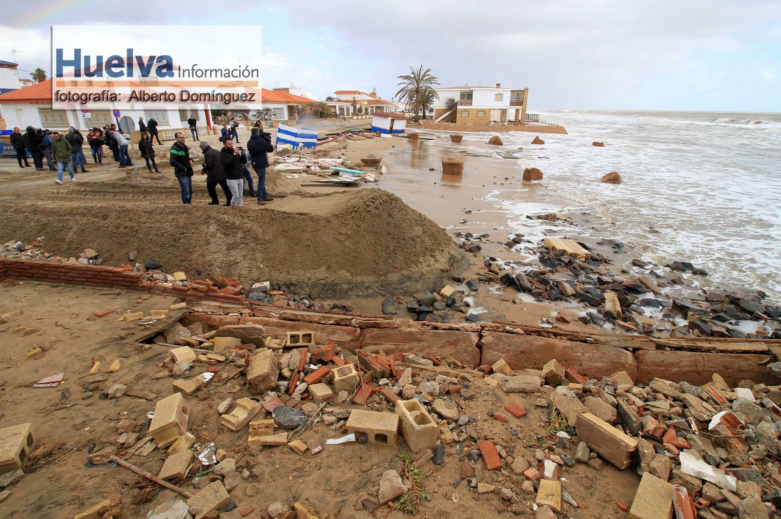 Imágenes de la visita de Rajoy y Susana Díaz a la playa de La Antilla