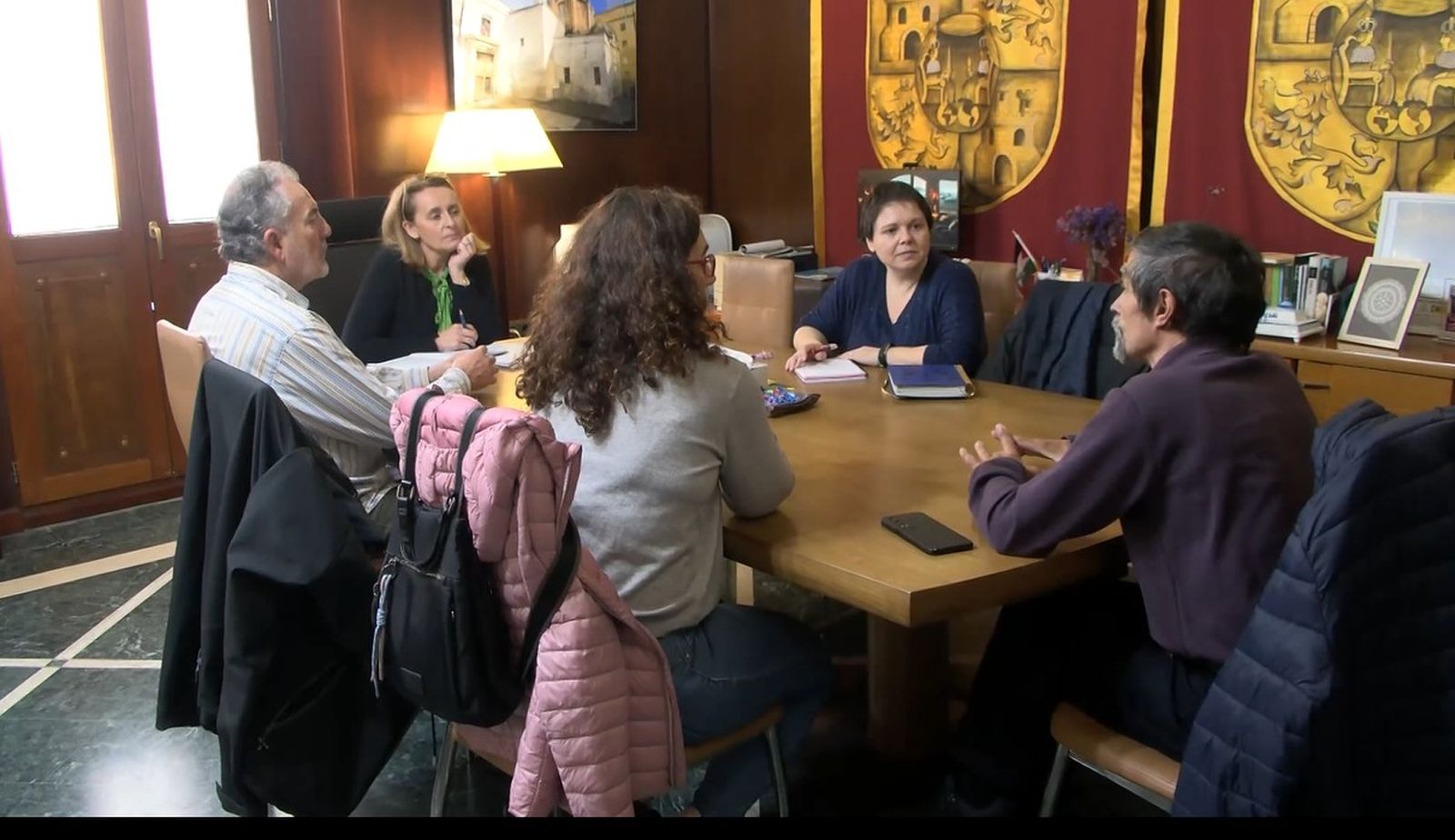 Reunón de la alcaldesa y la edil de Turismo con la junta directiva de la Asociación de Senderismo