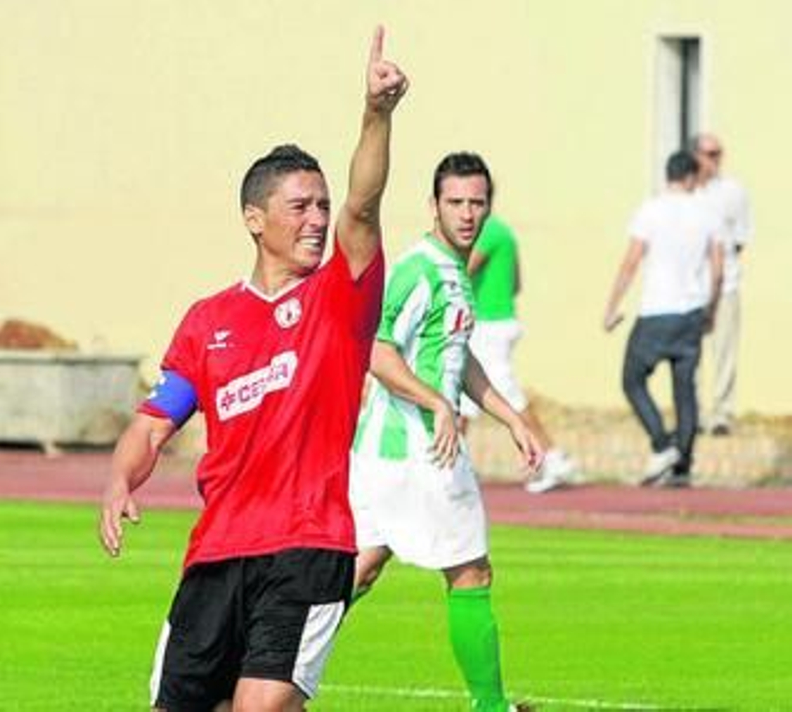 Iván Peña, capitán rojillo, señala hacia arriba.