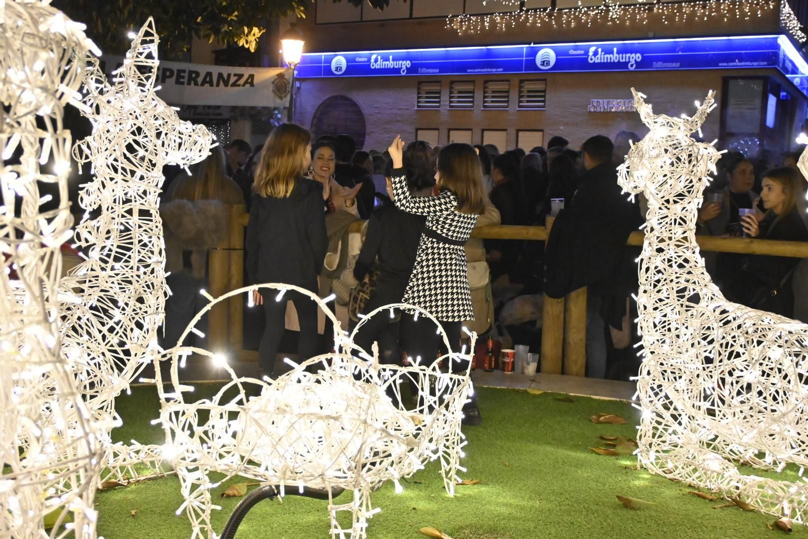 Las imágenes de la Zambomba de la Hermandad de la Esperanza en la Plaza Niña