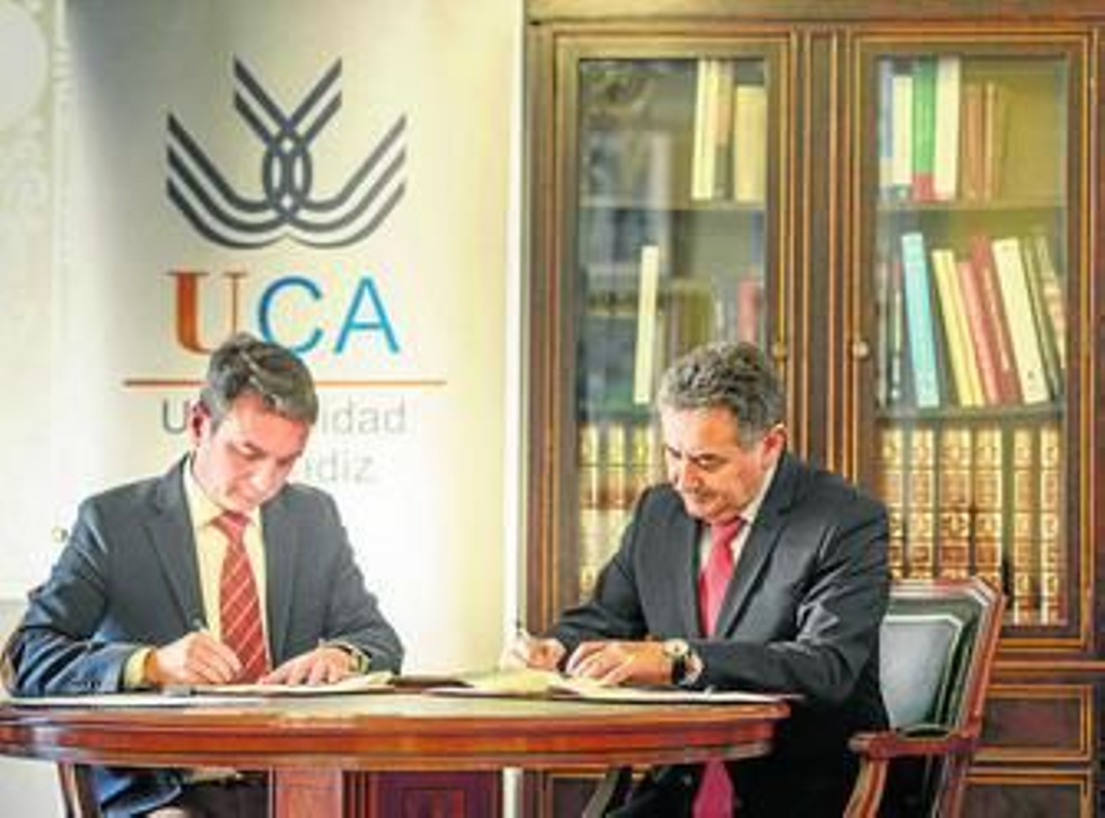 Eduardo González Mazo y Manuel Gómez González firmaron ayer el acuerdo en el Rectorado.