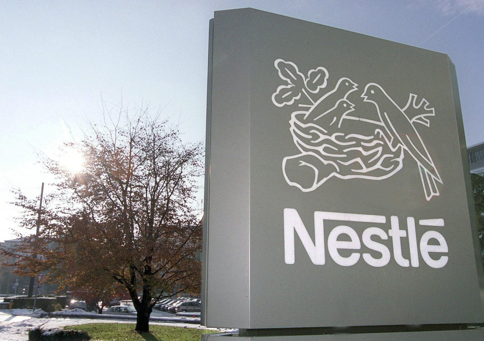Logo de Nestlé en el exterior de su sede central en Suiza.