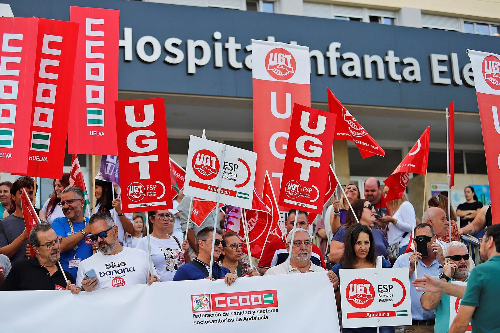 Manifestación a las puertas del Hospital Infanta Elena para la regularización del SAS.