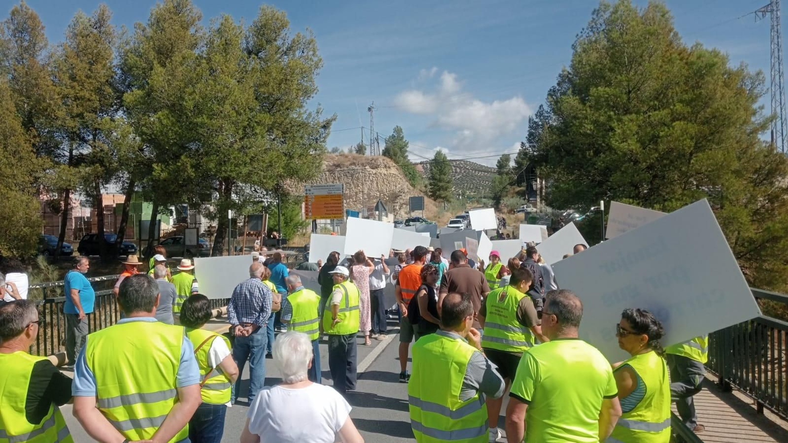 La protesta de Iznájar por el mal estado de las infraestructuras y los servicios públicos, en fotografías
