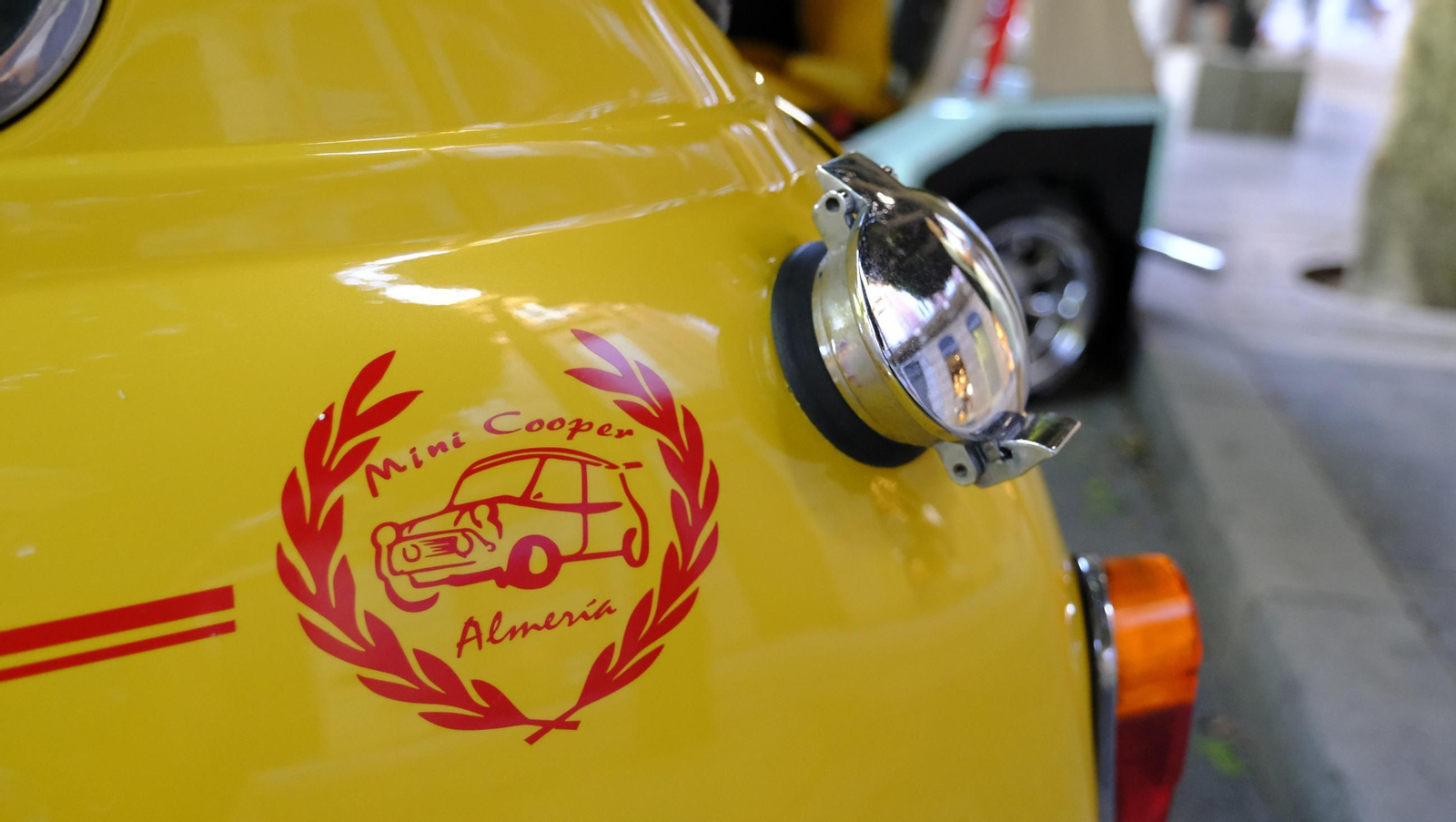 La exposición de Seat 600 y Mini Cooper en la Feria de Almería, en imágenes