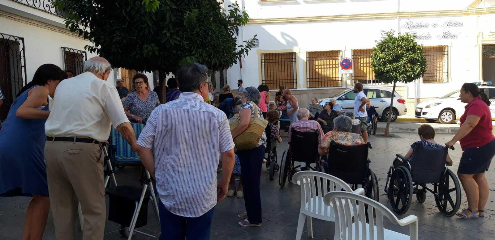Mayores de la residencia evacuados tras el suceso.