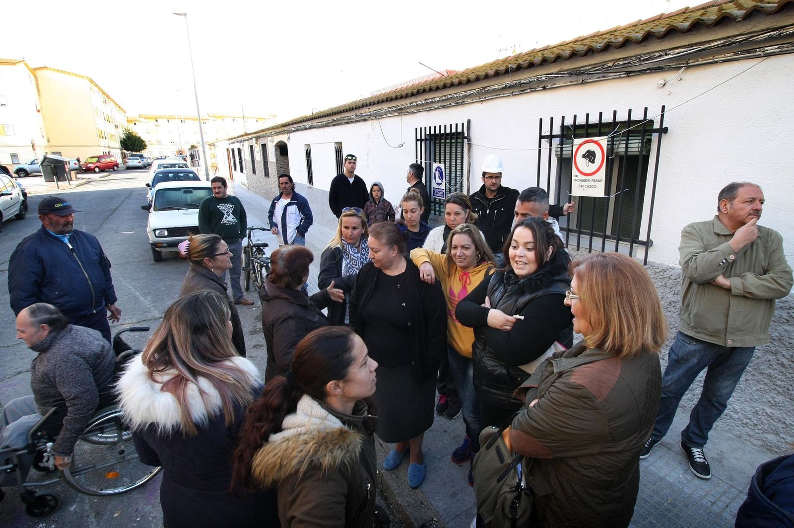 La visita del alcalde a las obras de rehabilitación de las viviendas de Pérez Cubillas, en imágenes