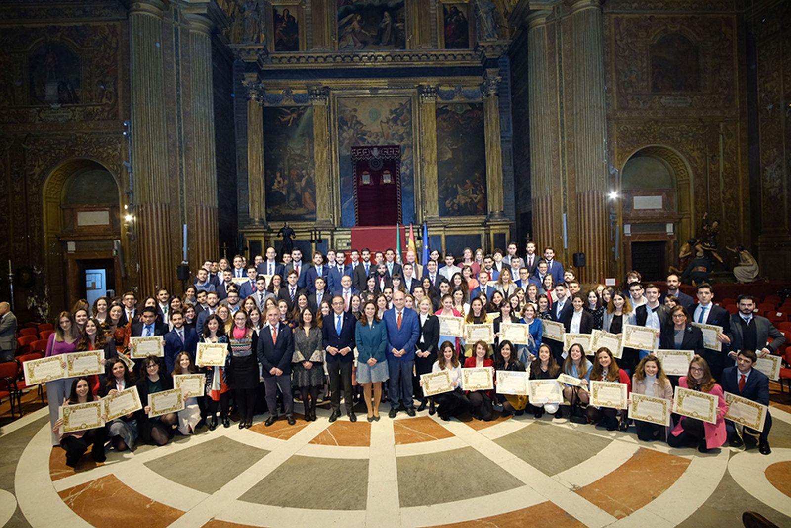 Foto de familia con los mejores expedientes de fin de carrera y máster.