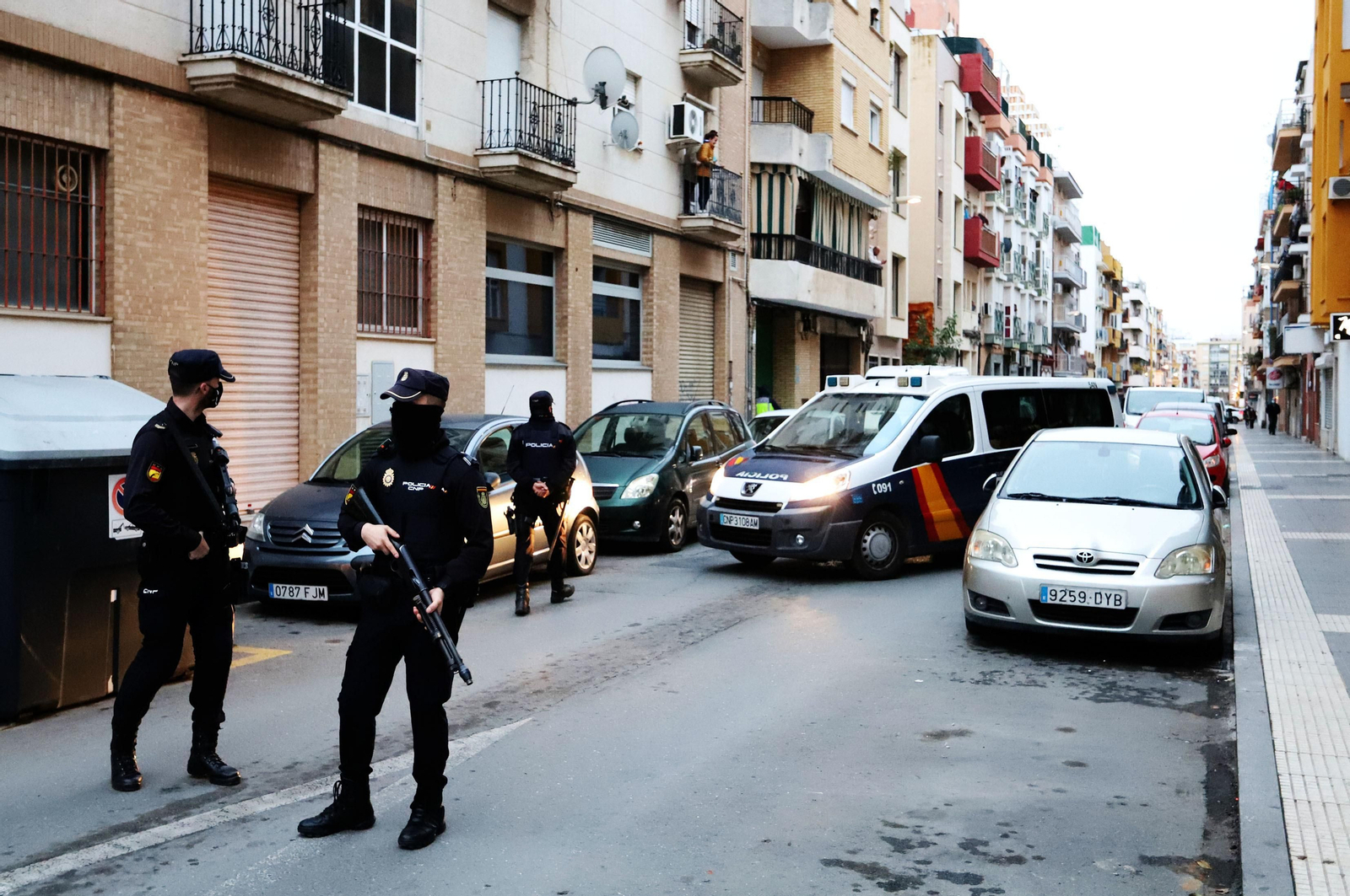 La Policía Nacional custodia el garaje en el que se halló la cocaína en Huelva.