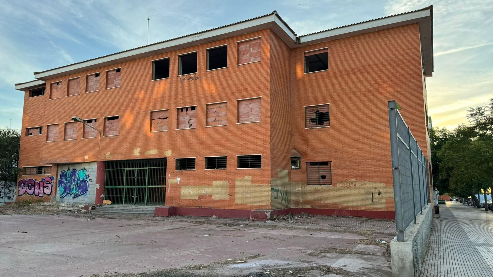 El edificio que alberga el antiguo colegio Doñana.