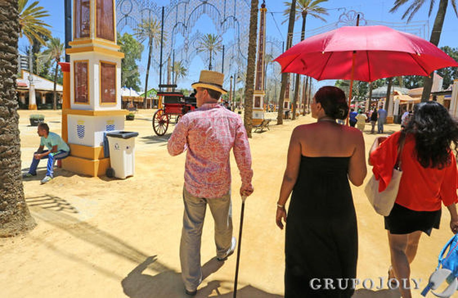 Ayer hubo que cubrirse la cabeza, ya fuera con parasoles o sombreros.  Foto: Pascual