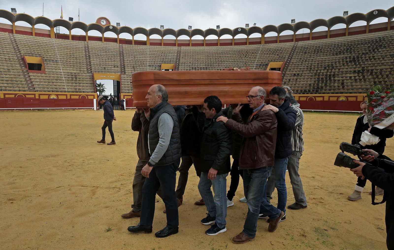 El último adiós al 'Niño de las Coles' en la plaza de toros de Las Palomas, en imágenes