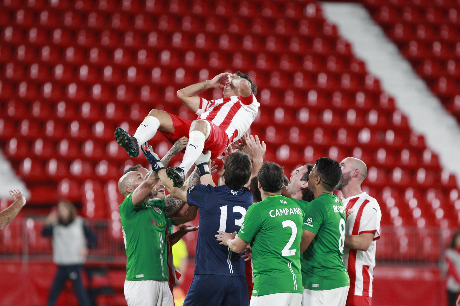 Imágenes del partido homenaje al 'eterno' capitán de la U.D. Almería, José Ortiz