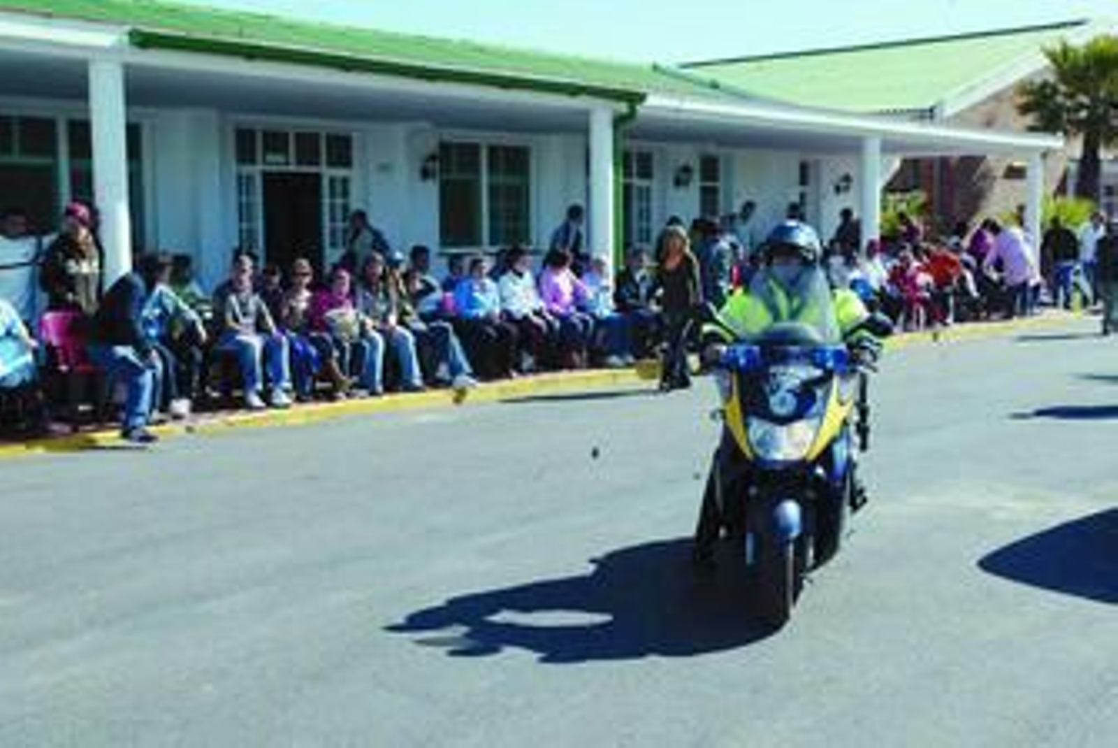 Chicos y chicas de Asansull, durante una sesión informativa sobre la labor de la Policía Local.