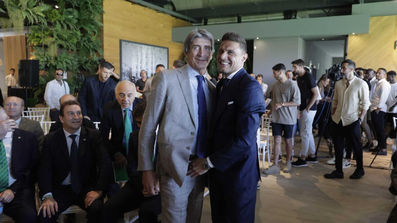 Joaquín posa junto a Manuel Pellegrini durante el acto.