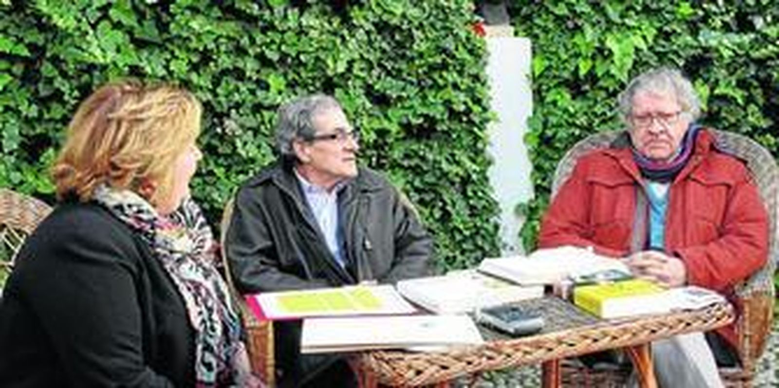 Fátima Gómez, Eutimio Martín e Ian Gibson, ayer en Fuente Vaqueros.