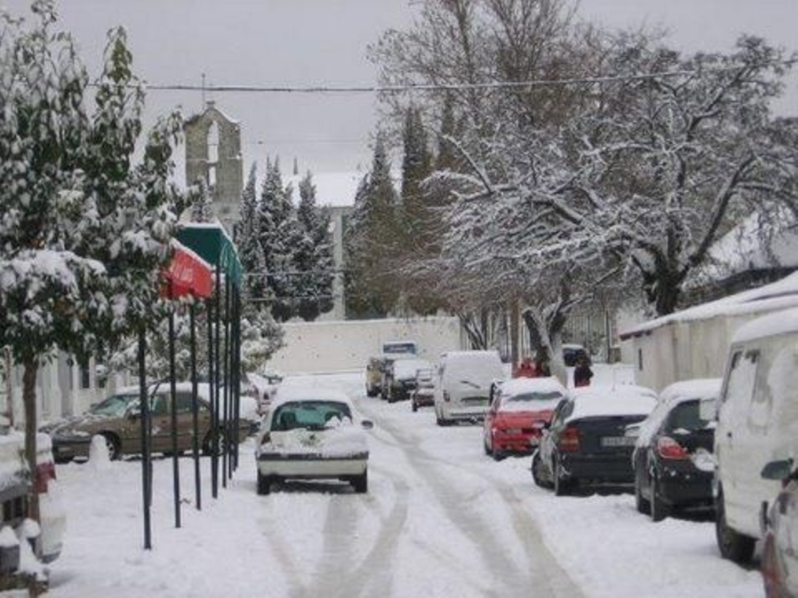 Un manto blanco cubre las calles de la Cazalla (Sevilla).

Foto: Joly Digital