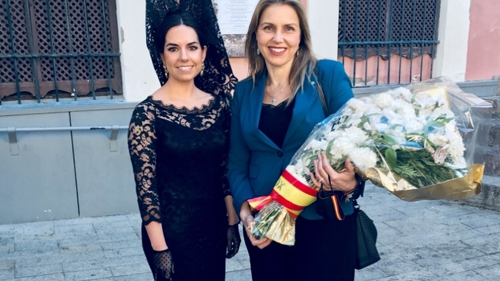 Pepa Rodríguez de Millán, hermana de Pasión,  y la portavoz municipal de VOX, Cristina Peláez