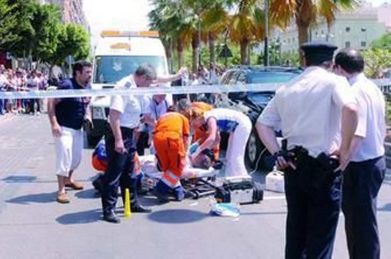 El personal sanitario del 061 atiende a Antonio Bernabé herido en plena Rambla.