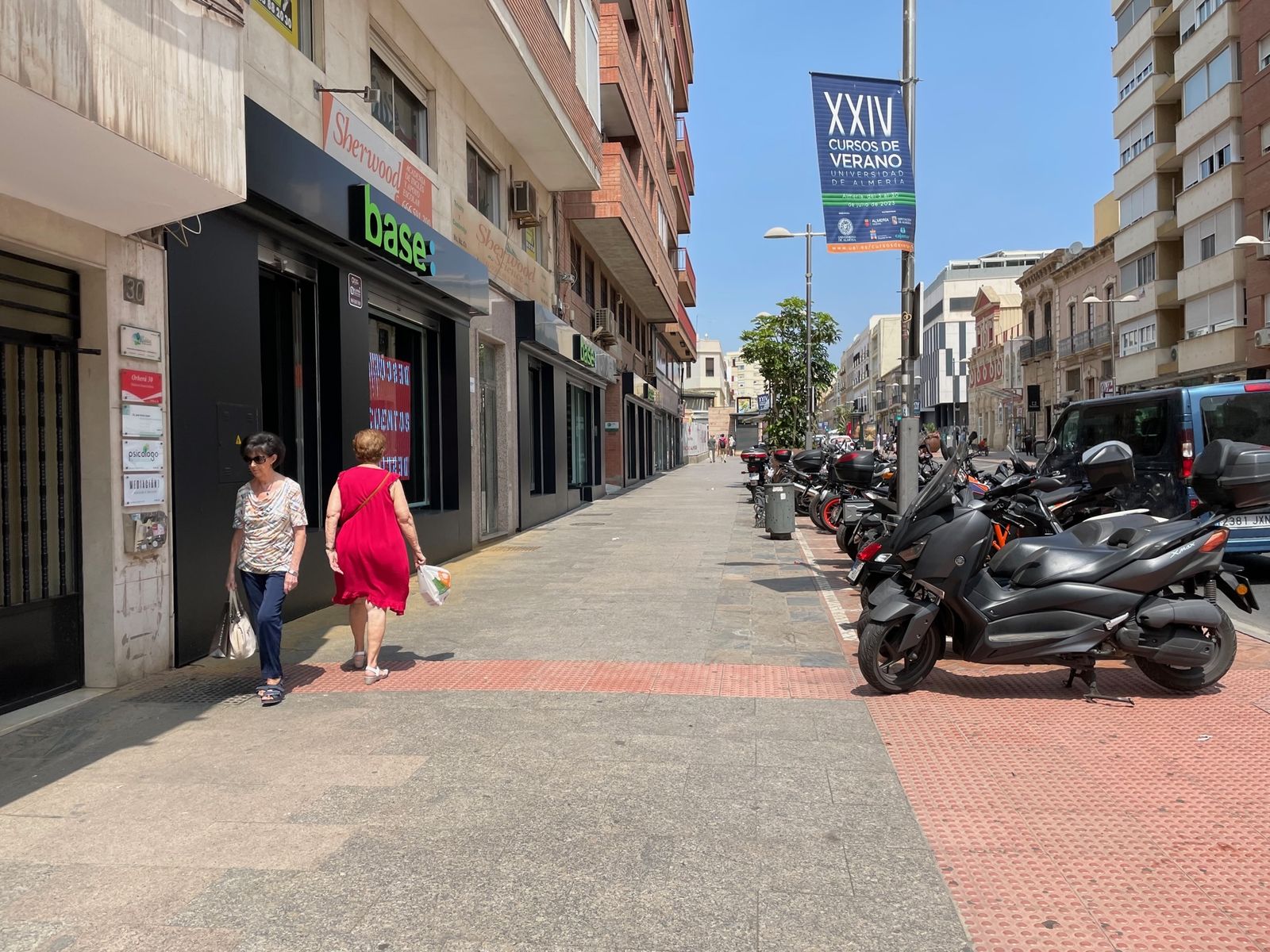 Obispo Orberá, ayer a pleno sol y sin toldos