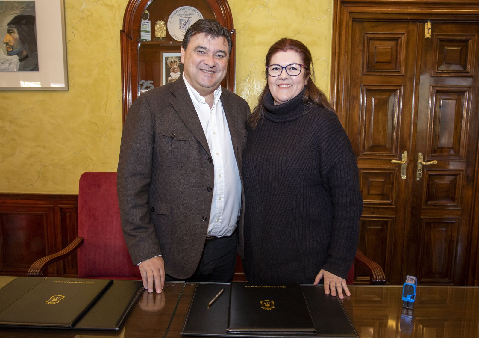 Gabriel Cruz y Esther González tras la firma del acuerdo renovado con 'Huelva Diabetes'.