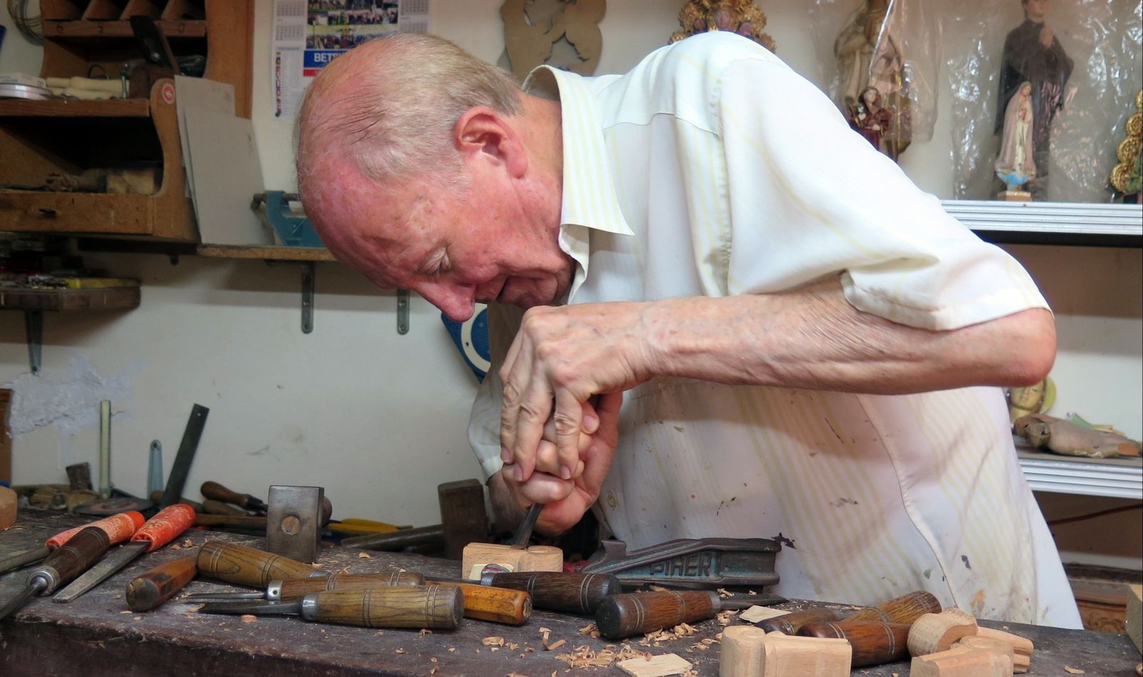 Javier Arcos Quero, lleva unos 40 años dedicado a ser tallista y restaurador en su taller en la capital.