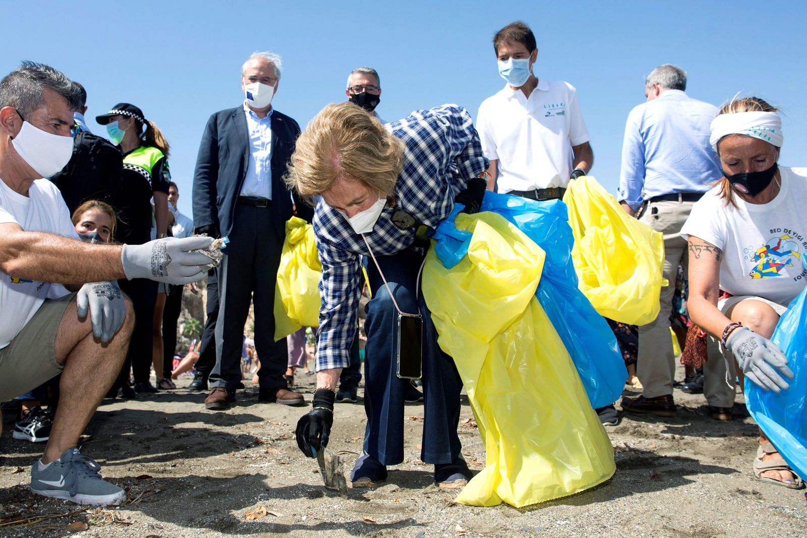 La reina Sofía recoge basura en la playa de Rincón de la Victoria.