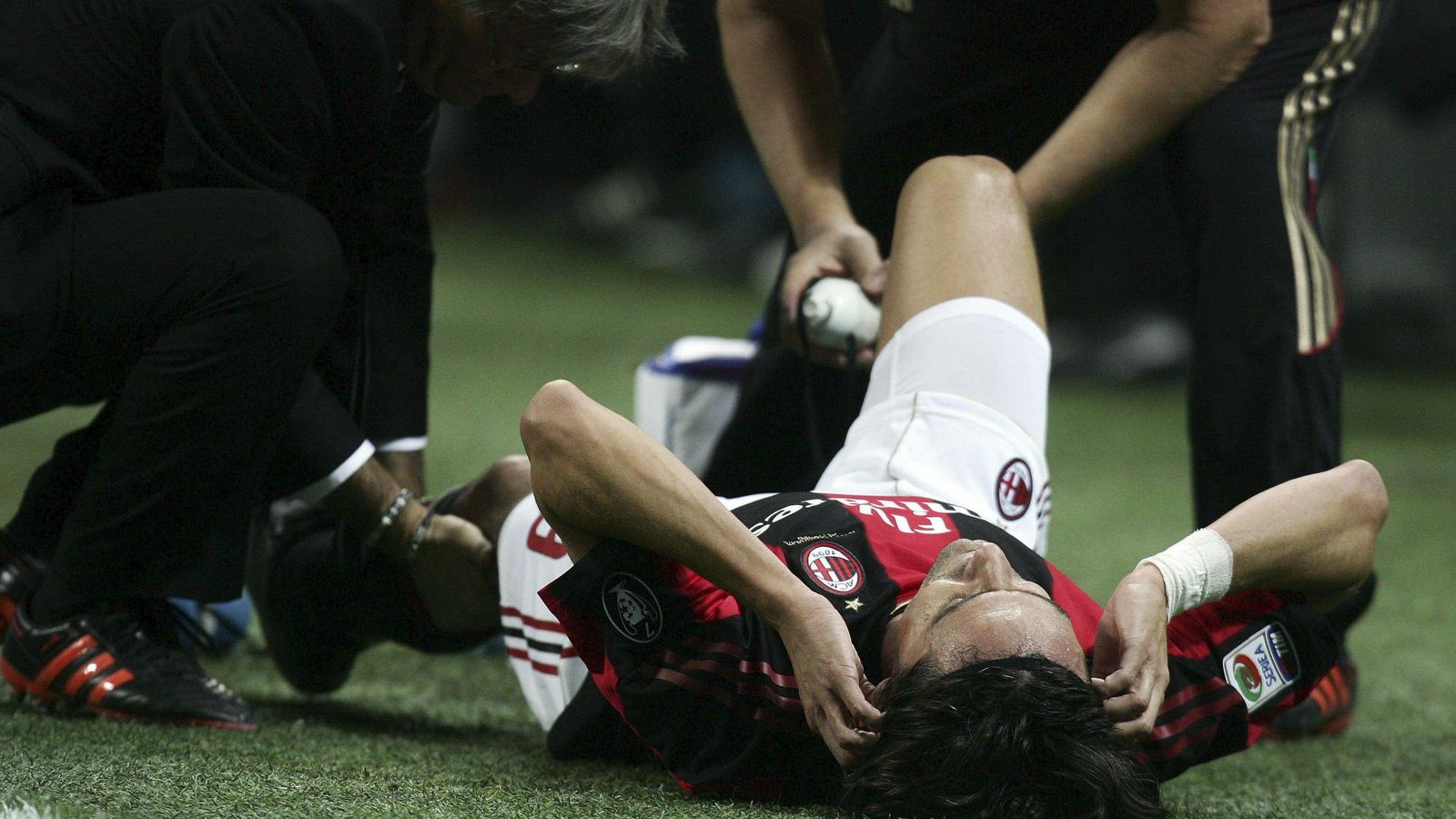 Dolor por una lesión en la rodilla de Inzaghi.