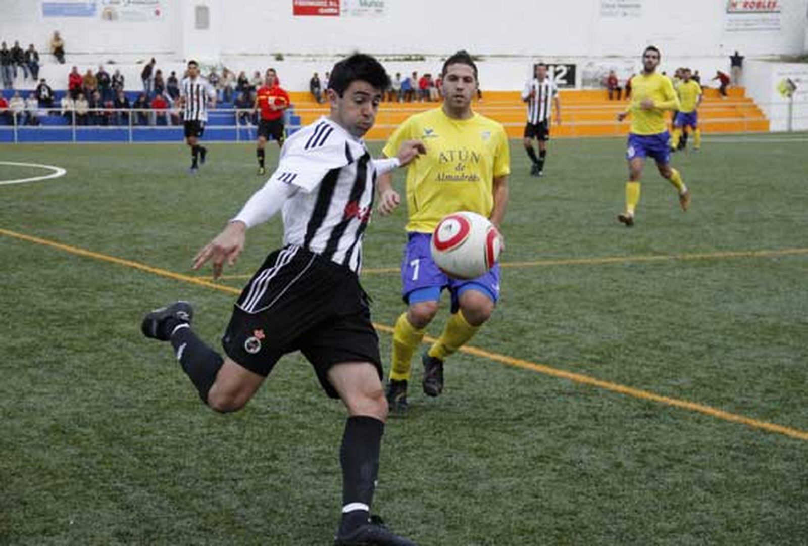 La Balompédica empata en Conil y no logra alcanzar la primera plaza, a tiro tras el tropiezo del Pozoblanco./Fotos: Aragón Pina

Foto: Aragon Pina