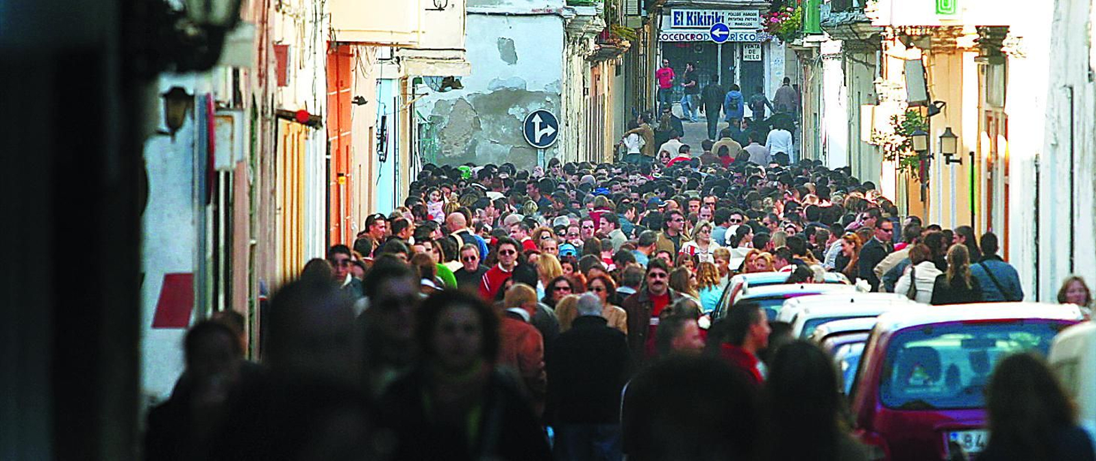 Erizada Popular. Unas diez mil personas acudieron al barrio de La Viña para dar la bienvenida al Carnaval 2005.