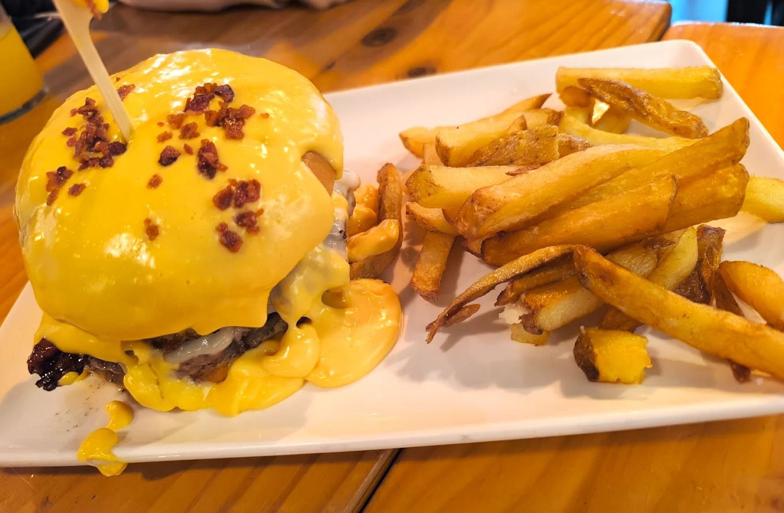 Una de las hamburguesas de Manhattan Food & Drinks