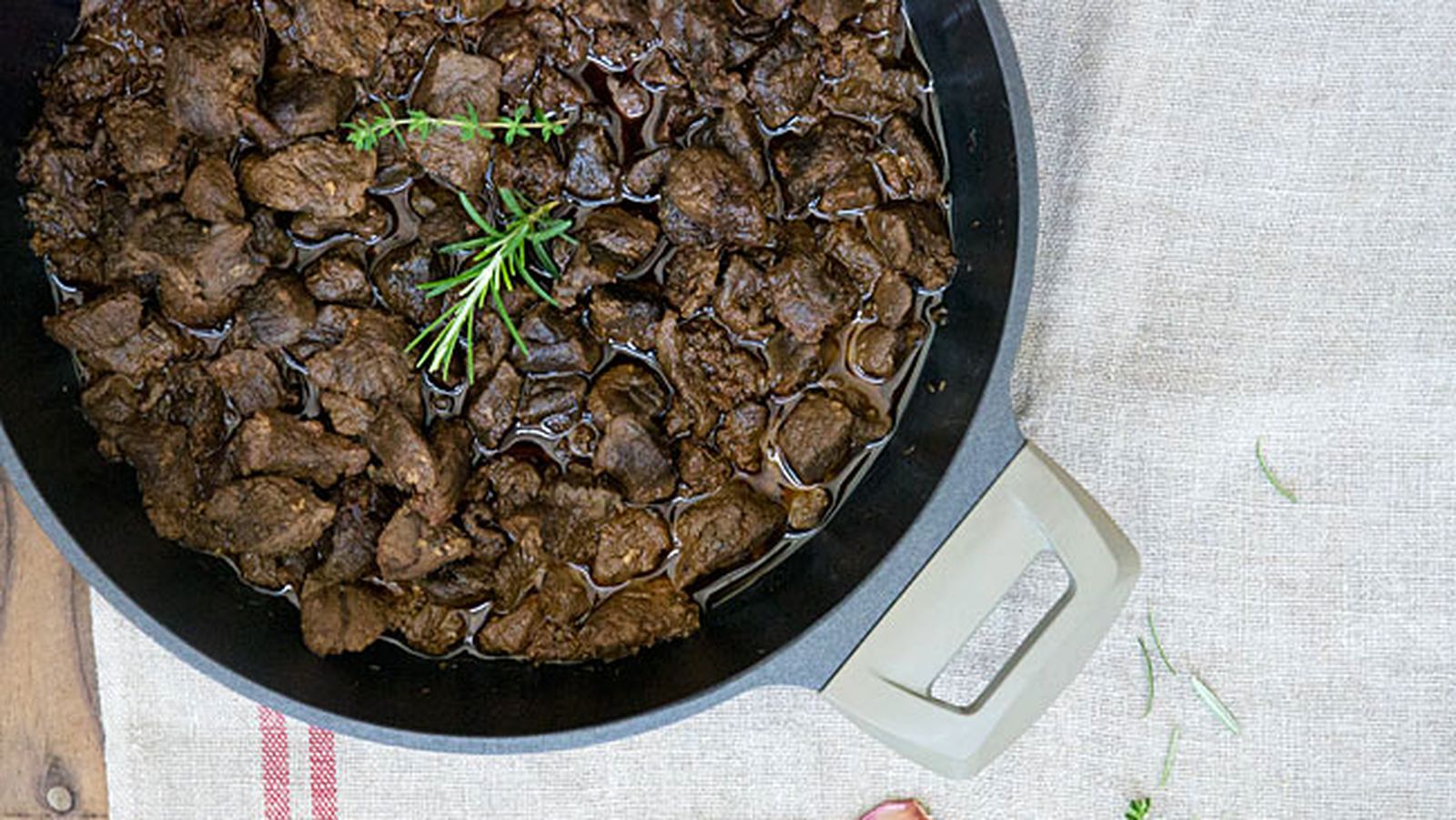 La carne de monte en salsa es uno de los guisos más habituales del recetario tradicional de Andújar.