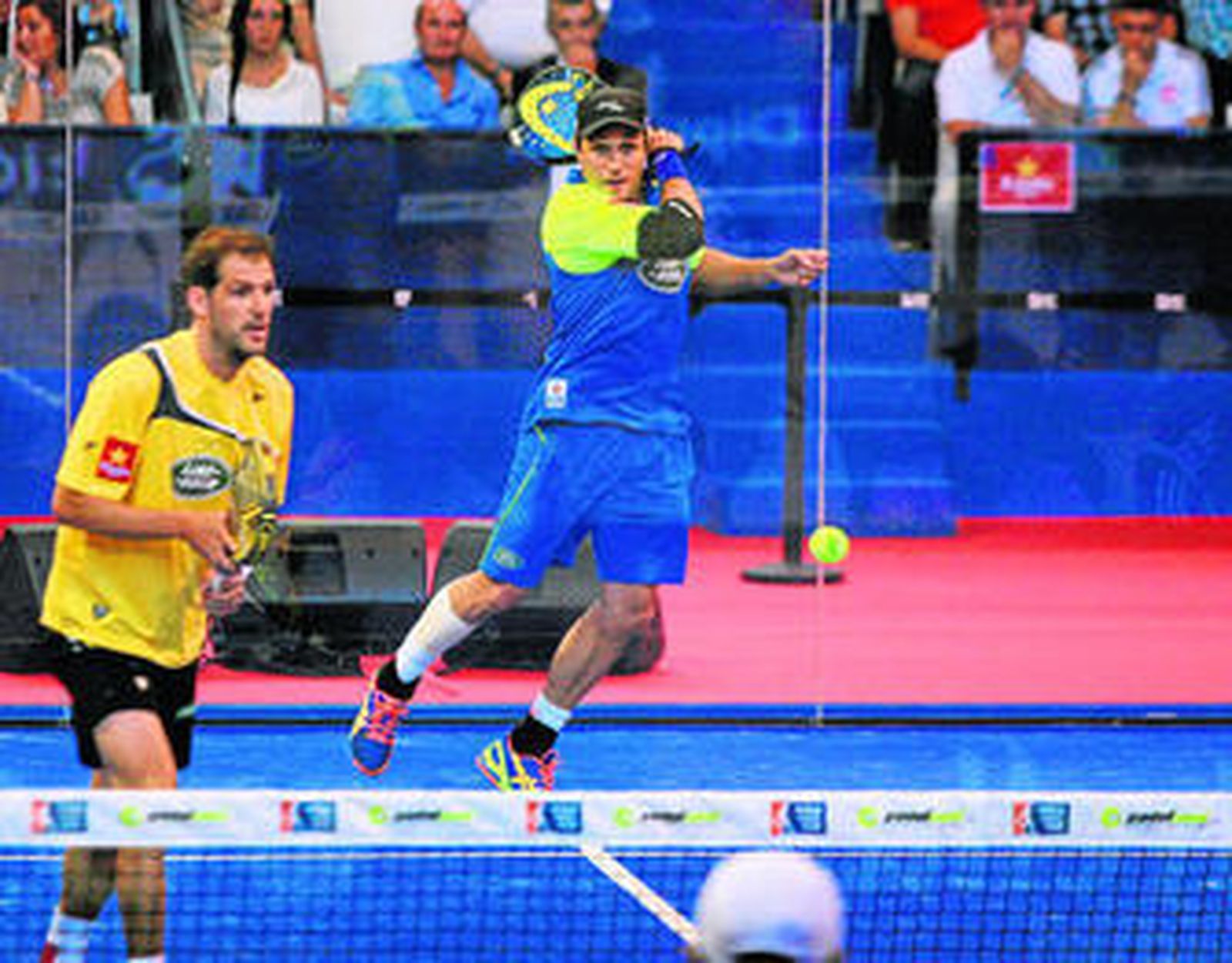 Fernando Belasteguín conecta un golpe de derecha durante un partido en presencia de su compañero Juan Martín Díaz.