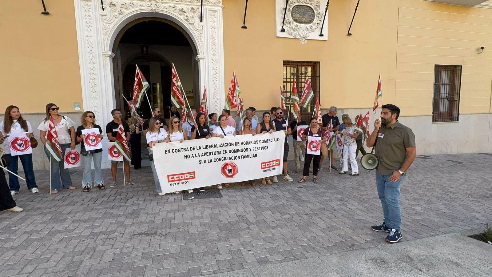 Se han concentrado a las puertas del Ayuntamiento