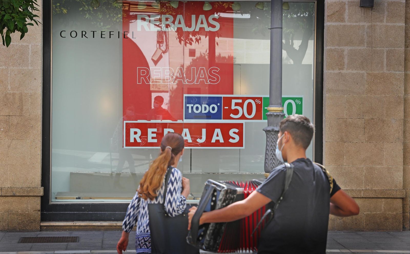 Un comercio de la calle Larga, ayer con el anuncio de las rebajas.