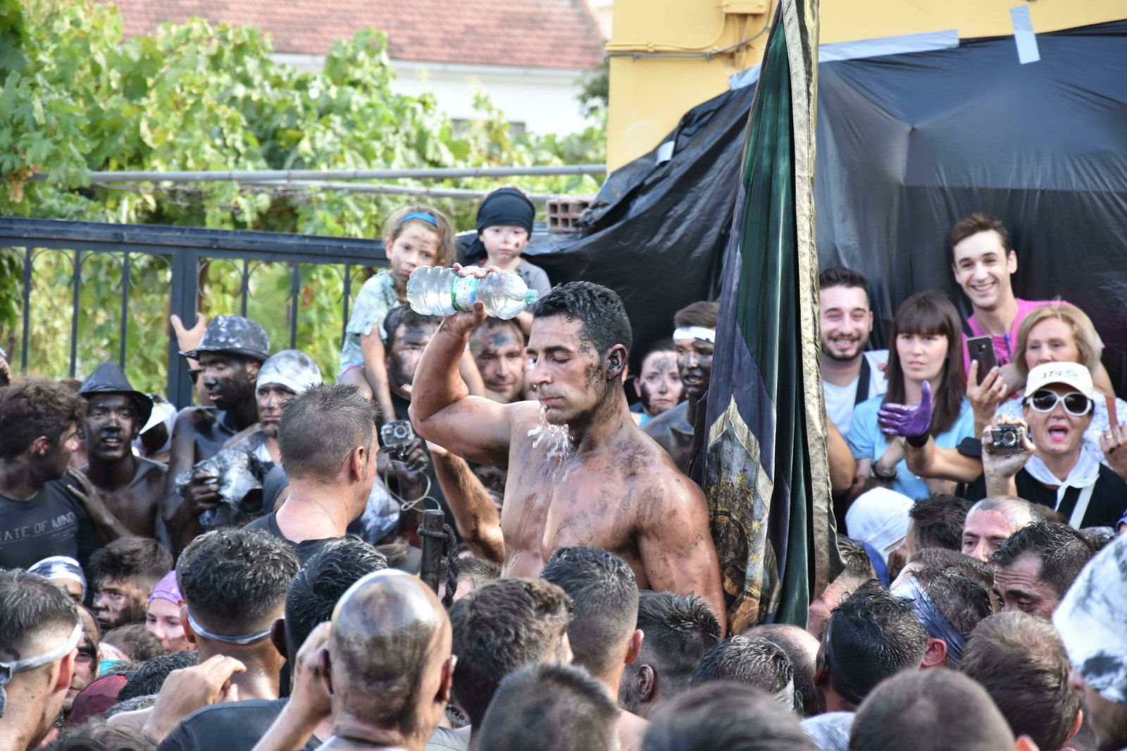 Imágenes del Cascamorras en Baza