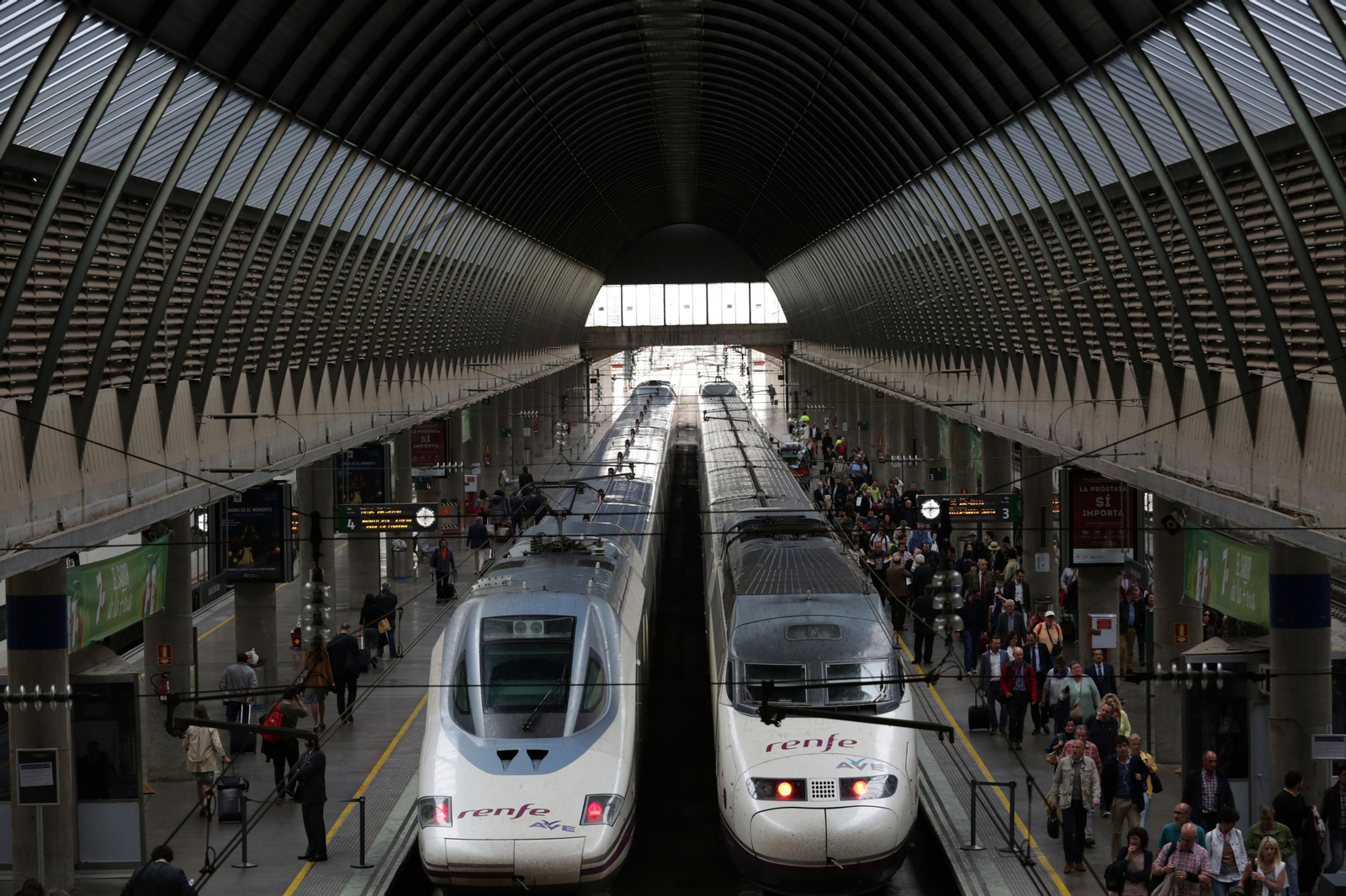 Dos trenes en la estación de Santa Justa de Sevilla. Dos trenes en la estación de Santa Justa de Sevilla.