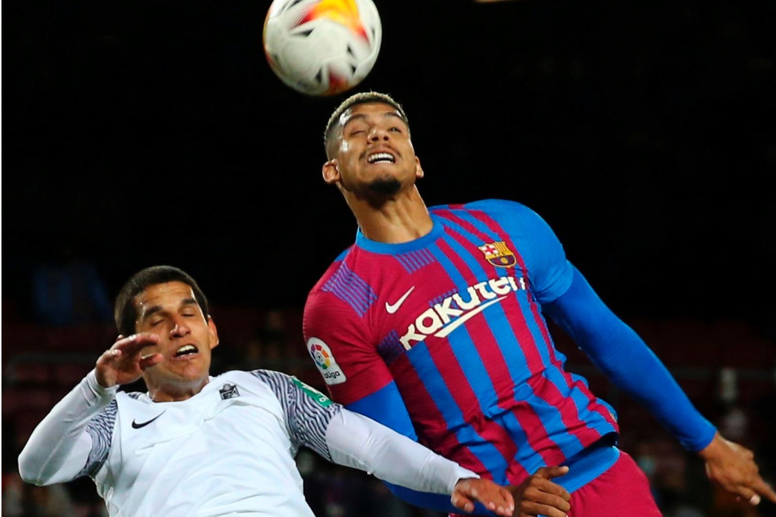 Abram salta a por un balón junto a Araujo.