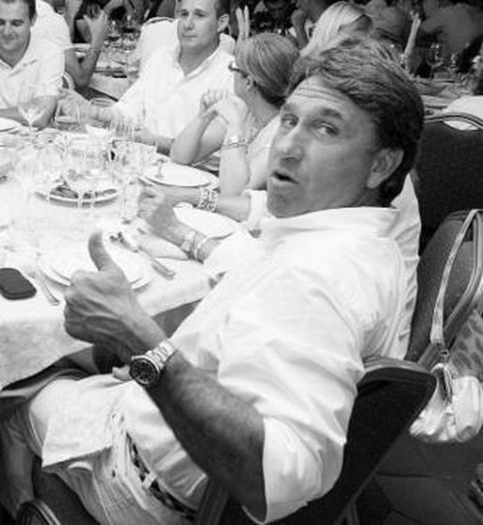 Esteban Vigo levanta el pulgar en la cena posterior a la permanencia.