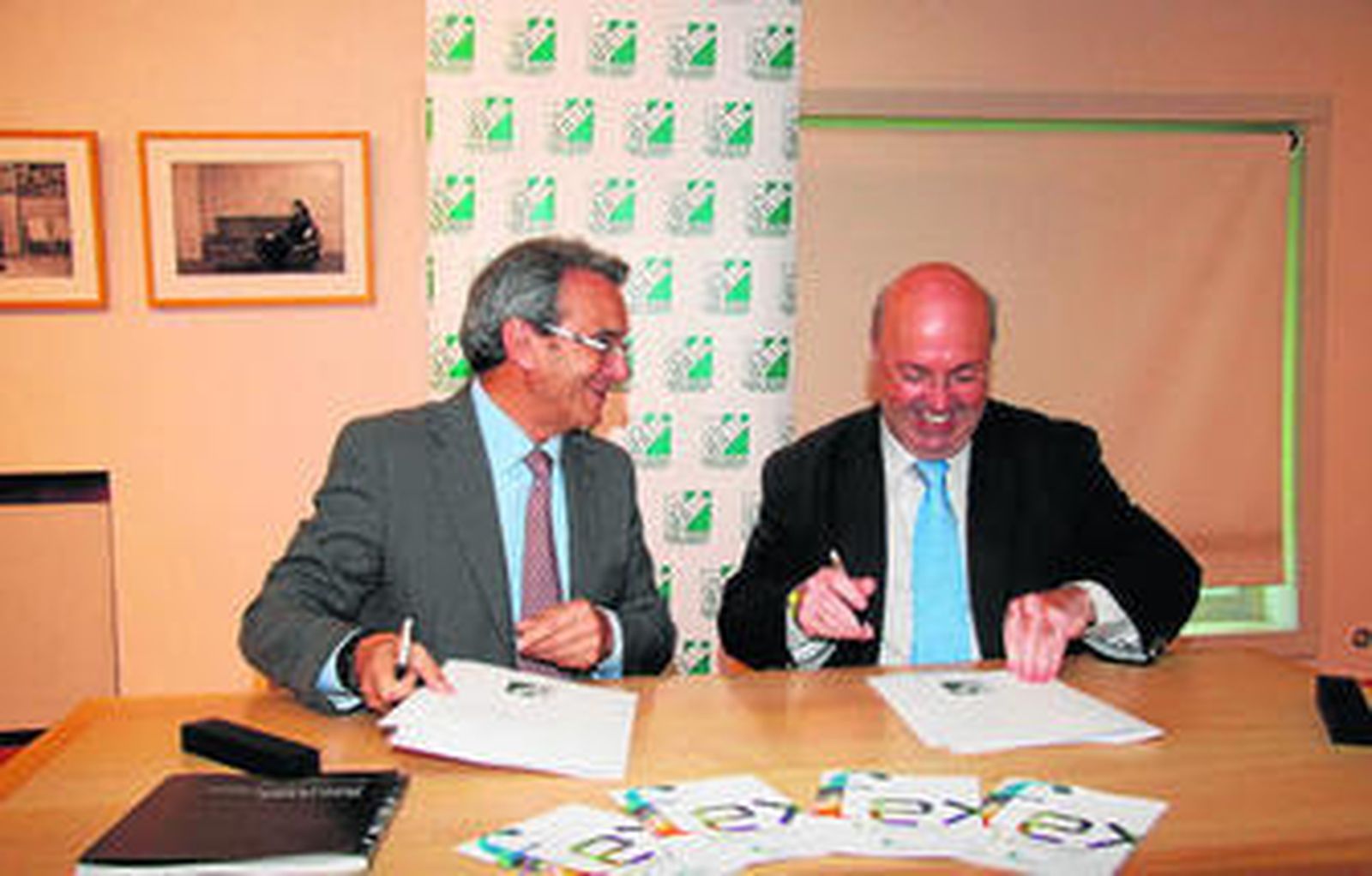 Antonio León junto a Diego Martínez, durante la firma del convenio de colaboración.