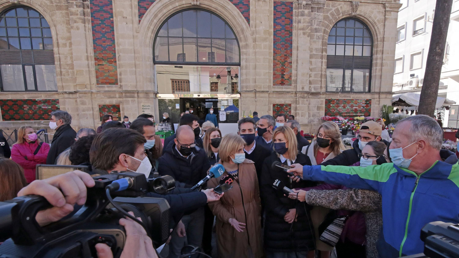 Visita de Ana Beltran a la plaza de abastos de Jerez