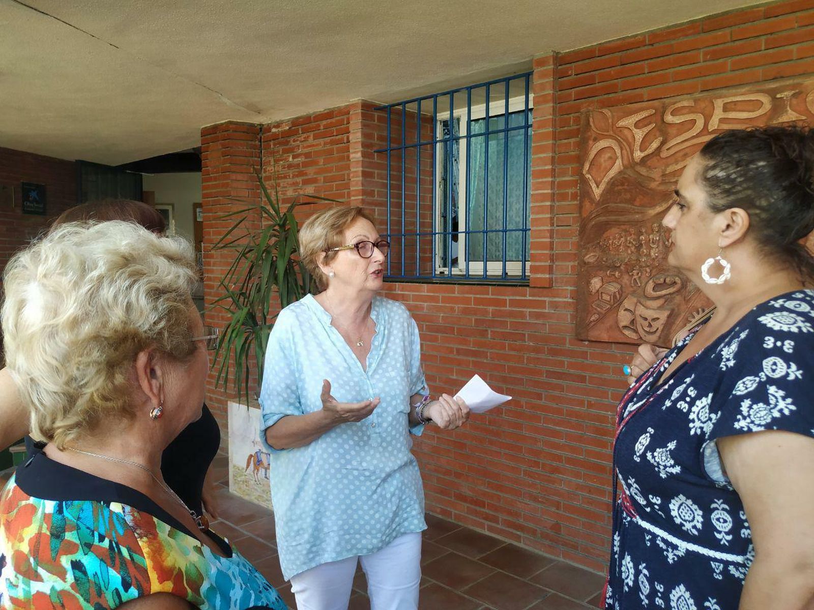 La parlamentaria por Cádiz durante la reunión con la Coordinadora Despierta.