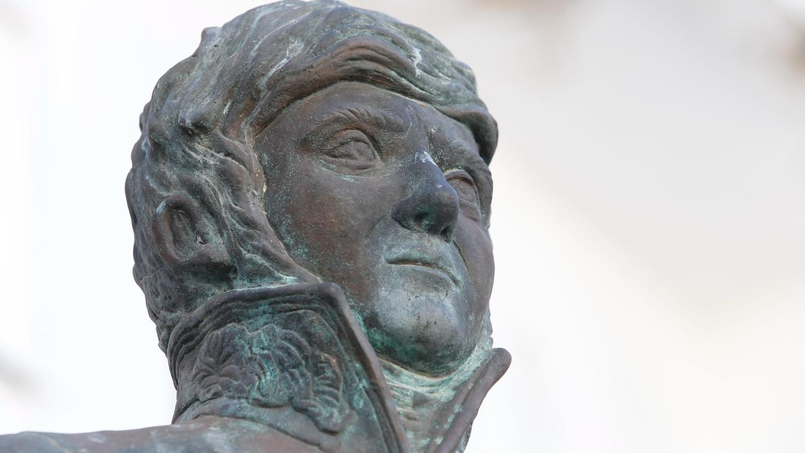Detalle del rostro de la estatua del General Lacy en San Roque.