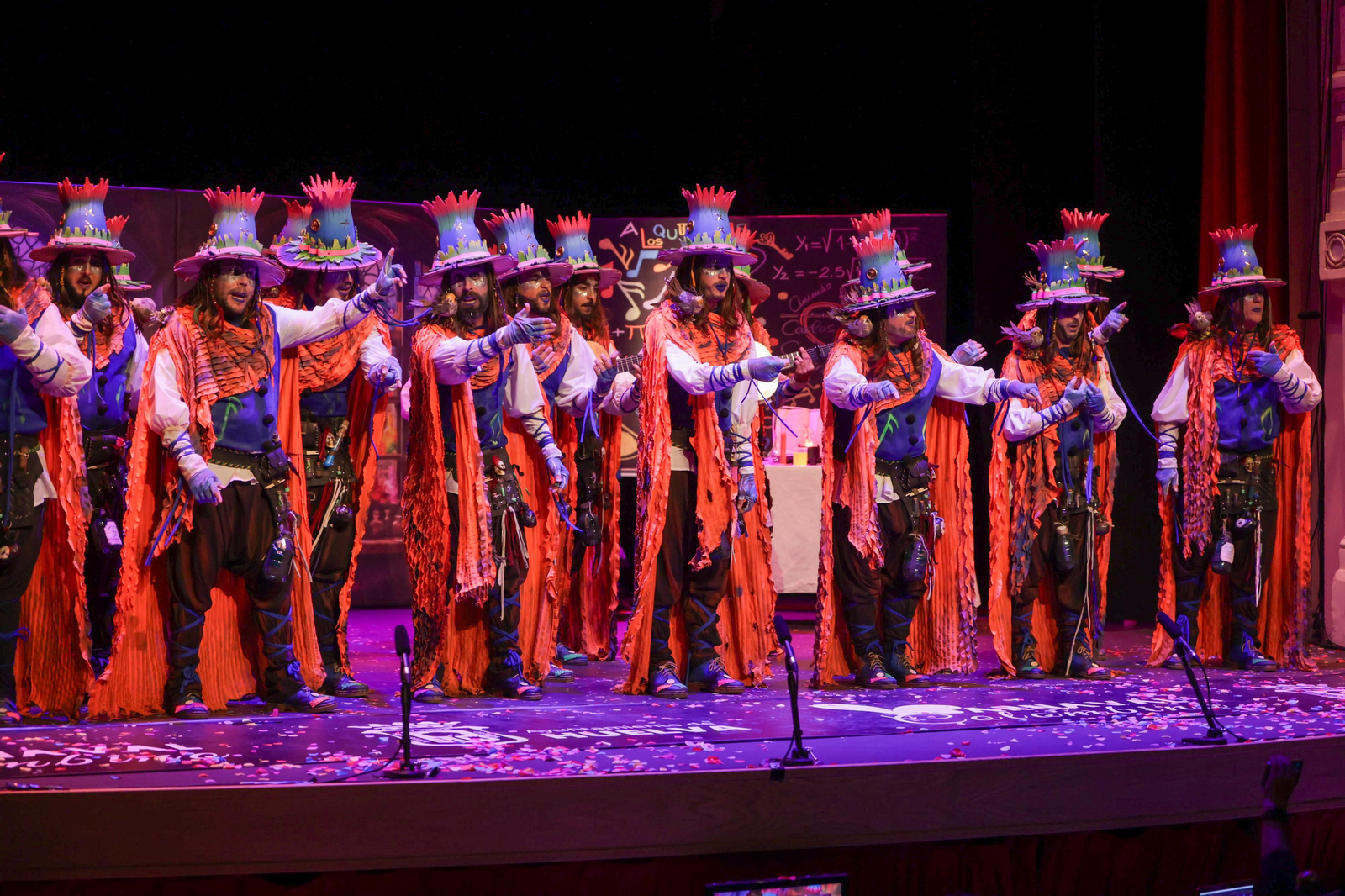 Imágenes de la actuación de la comparsa de Huelva "Los Alquimistas" en las semifinales del Carnaval Colombino