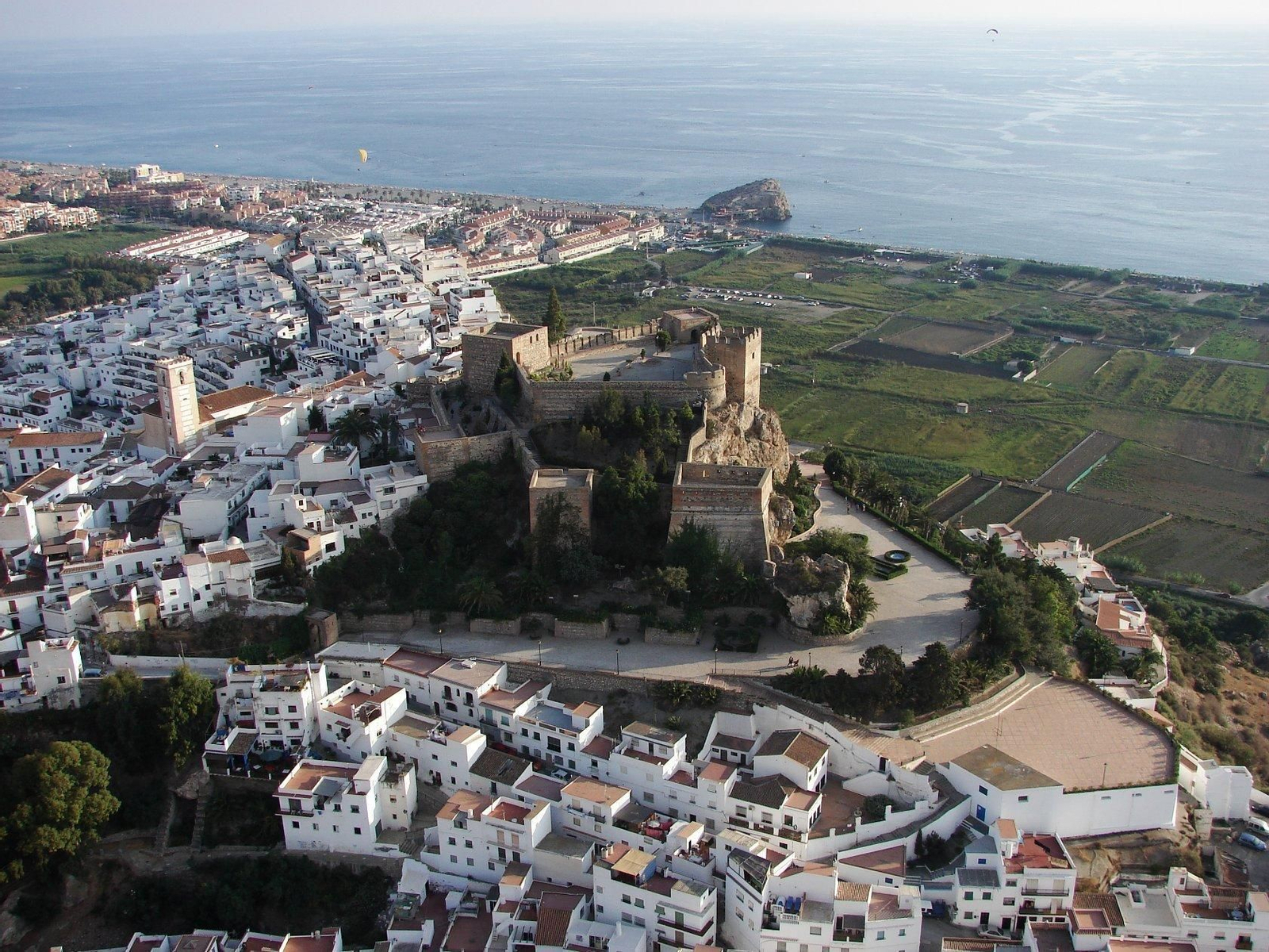 El Castillo de Salobreña, junto al caserío blanco, se encuentra edificado sobre un peñón.