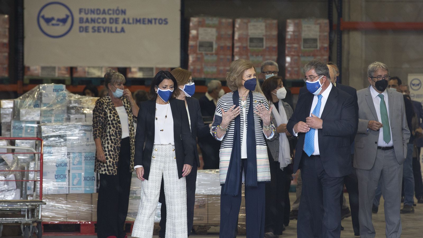 La Reina Sofía en su visita al Banco de Alimentos de Sevilla.