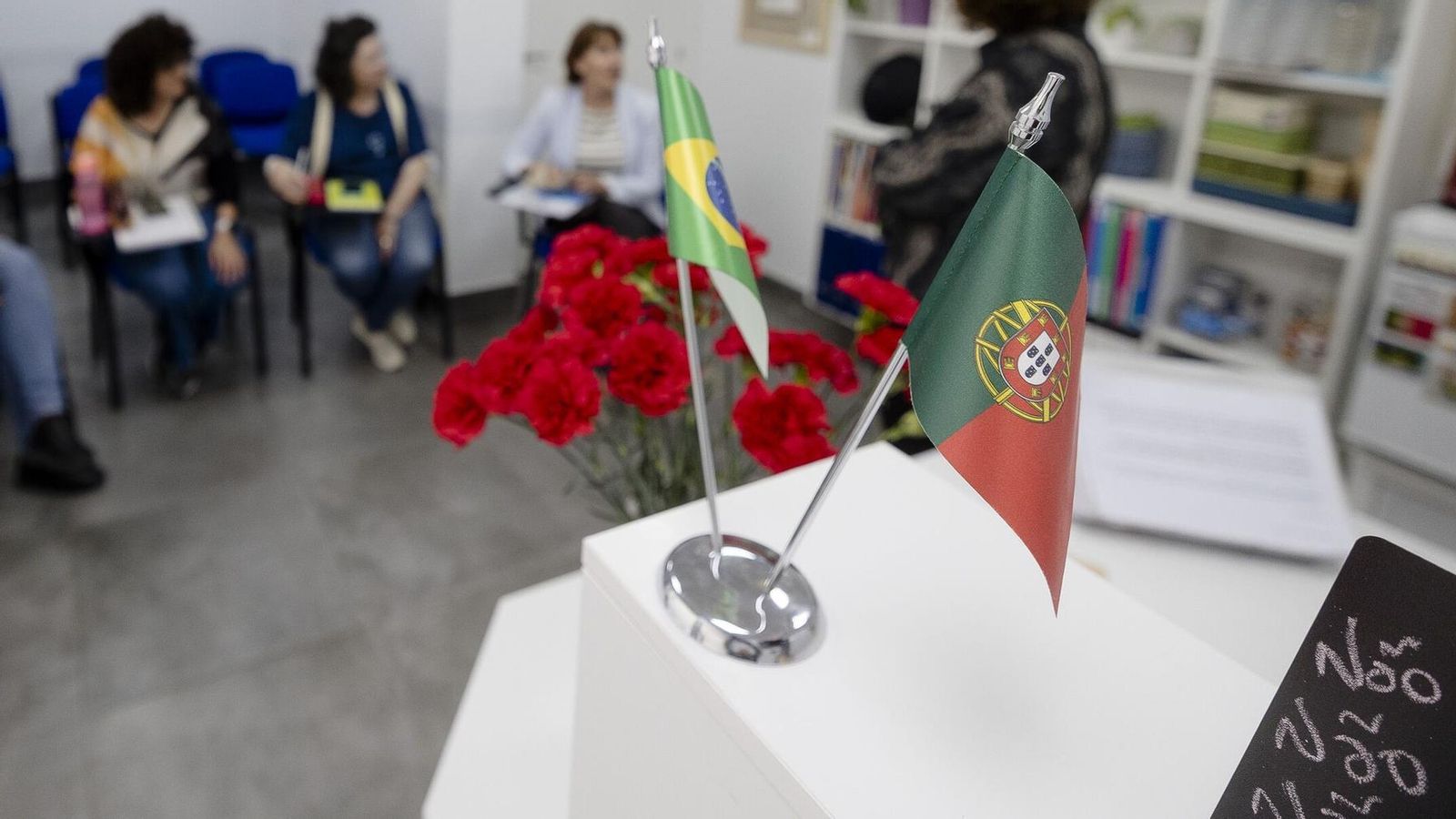 Banderas de Brasil y Portugal.